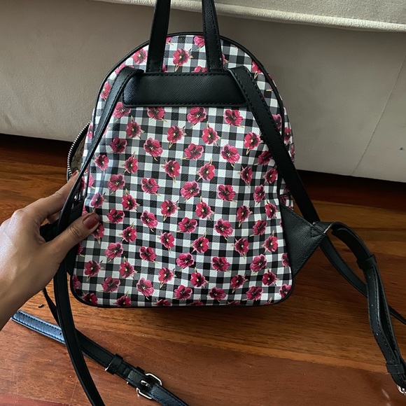 Guess Backpack purse - Picture 2 of 6